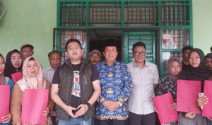 Muhhamad Junaidi Dampingi Warga Ambil Ijazah Tertahan di SMK Tanjung Sari