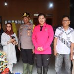 Polisi dan Bhayangkari Bagikan Paket Sembako Untuk Korban Banjir di Tj Senang