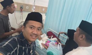 Anggota DPRD Pesawaran Riza Fahlevi Jenguk Warga Gunung Sugih yang Alami Luka Bakar