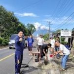 Warga Pekon Suka Bandung Gotong Royong Perbaiki Jalan Rusak