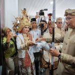 Gubernur Mirza Jalani Tradisi “Ngantak” di Mahan Agung, Simbol Keterbukaan dan Kebersamaan