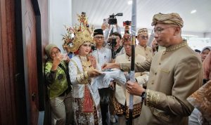 Gubernur Mirza Jalani Tradisi “Ngantak” di Mahan Agung, Simbol Keterbukaan dan Kebersamaan