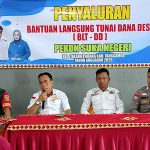 Bhabinkamtibmas Polsek Talang Padang Pantau Penyaluran BLT-DD di Pekon Suka Negri