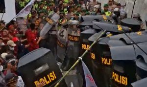 Demonstrasi AMPP di KPU Pesawaran Berujung Ricuh dengan Aparat