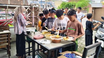 PWI bersama Warta Coffe Gelar Jumat Berkah, 89 Pekan Konsisten Beri Makanan Bergizi Gratis