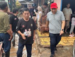 Andika Wibawa Tinjau Lokasi Banjir Panjang, Serahkan Bantuan dan Santunan Korban