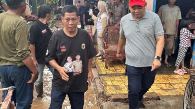 Andika Wibawa Tinjau Lokasi Banjir Panjang, Serahkan Bantuan dan Santunan Korban