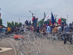 Ratusan Petani Singkong Serbu DPRD Lampung, Kawat Berduri Berhasil Dijebol