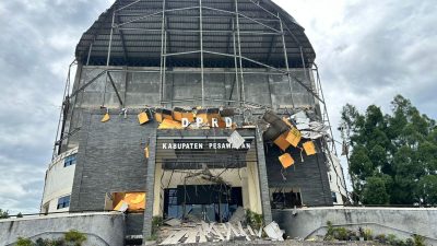 Kantor DPRD Pesawaran Ambruk, Satu Petugas Satpol PP Terluka