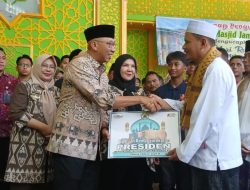 Gubernur Mirza Serahkan Sapi Kurban Bantuan Presiden ke Masjid Jami Nurussa’adah