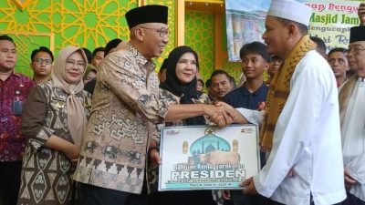 Gubernur Mirza Serahkan Sapi Kurban Bantuan Presiden ke Masjid Jami Nurussa’adah