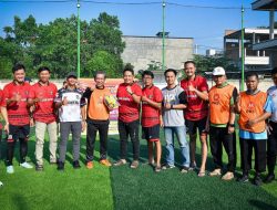 Menendang Bola, Merangkul Media