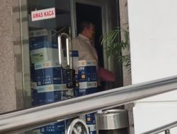 Mengenakan Kemeja Cokelat dan Membawa Map Merah, Arinal Djuanidi Diperiksa Kejati