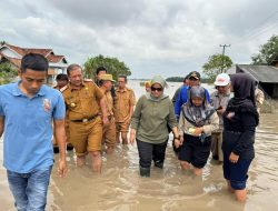 Viral Pelajar Naik Perahu, Bupati Ela Desak Pusat Bangun Jembatan