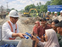 Gubernur Mirza Turun ke Jalan, dari Groundbreaking hingga Berbagi Es Krim