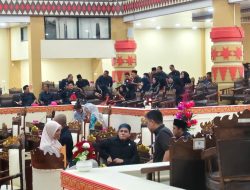 Paripurna Tercoreng, Anggota DPRD Golkar Diduga Merokok di Ruang Sidang