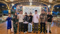 Mukhlis Basri Temui Keluarga Siswa Kembar Asal Krui yang Lolos UI, Beri Dukungan di Perantauan