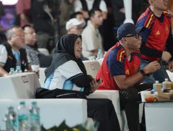 Nobar di Tugu Adipura Bertabur Hadiah, Eva Dwiana Ajak Warga Jaga Kebersamaan