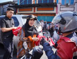 Sambut Hari Kemerdekaan Eva Dwiana Bagikan 10 Ribu Bendera Merah Putih ke Warga