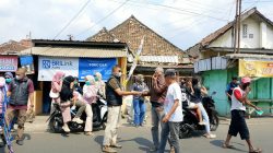 Abu Vulkanik Menyelimuti Bandar Lampung, Eva Dwiana Kerahkan Satgas Bersihkan Jalan