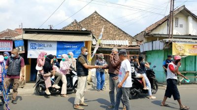 Abu Vulkanik Menyelimuti Bandar Lampung, Eva Dwiana Kerahkan Satgas Bersihkan Jalan